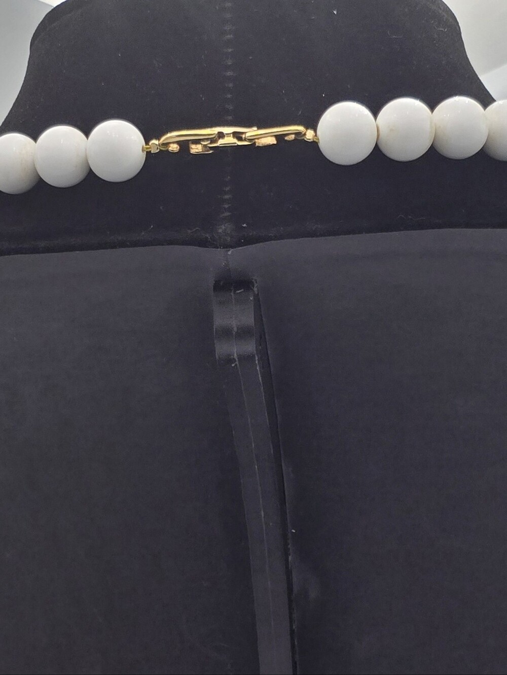 Classy Vintage Signed Napier White Bead With Gold Accent Necklace - Picture 5 of 8